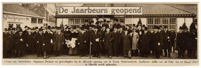 300594 Groepsportret van het Algemeen Bestuur van de Jaarbeurs met genodigden, op het terrein op het Vredenburg te ...